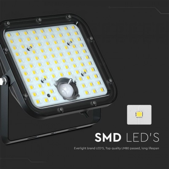 Proiector LED 30W corp negru cu senzor PIR si panou solar baterie LiFePO4 6.4V 6000mA inlocuibila si control inteligent cu telecomanda IP65