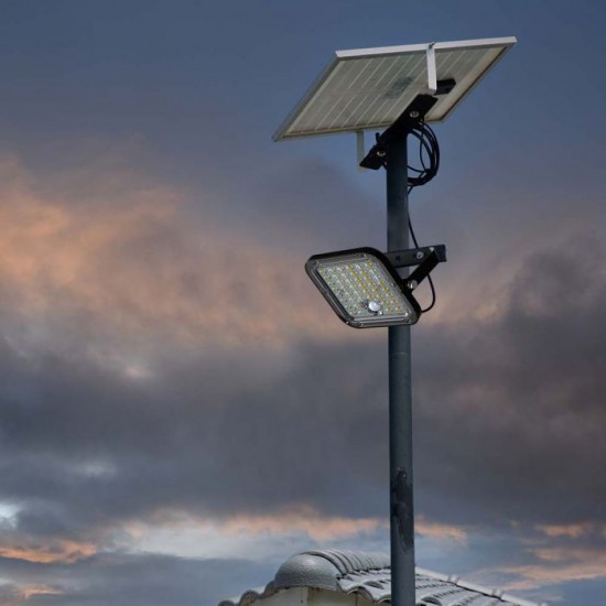 Proiector LED 10W corp negru cu senzor PIR si panou solar baterie LiFePO4 3.7V 3600mA inlocuibila si control inteligent cu telecomanda IP65