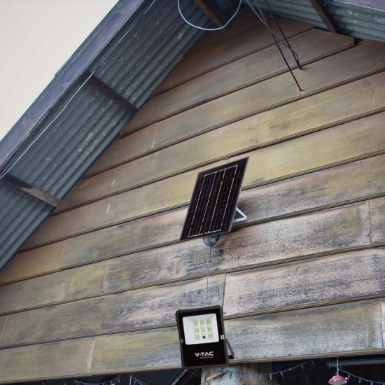 Proiector LED 6W corp negru cu panou solar 50W si telecomanda cu functii multiple IP65
