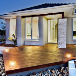 Lampadar LED solar de gradina 2W cu senzor corp alb lumina calda IP65
